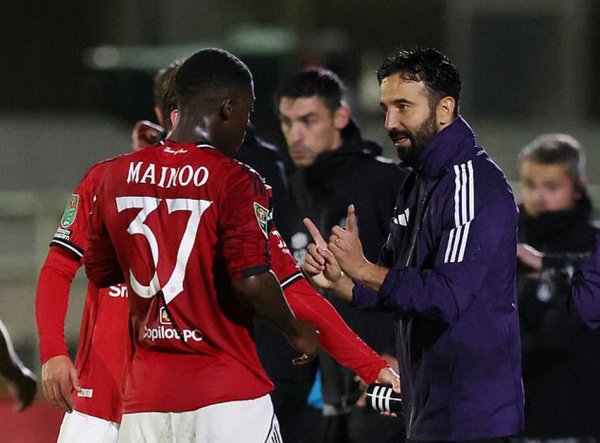 网络配资开户 阿莫林当面点拨曼联新帝星！要求别只靠天赋，努力证明配得首发