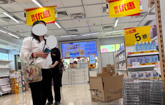 网络配资开户 清仓甩卖、货架空空……万宁闭店前夜，谁在抢购“最后的港妆”？